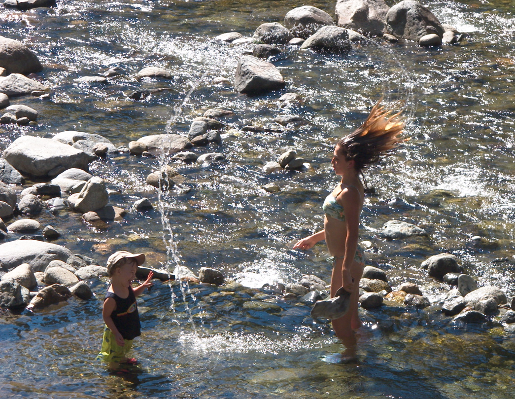 2003-08-petrea_nicky_creek
